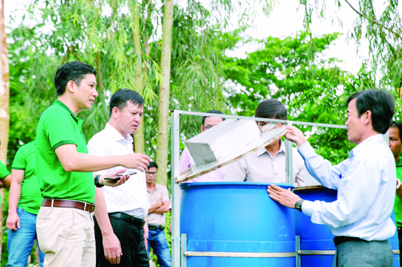 Cục trưởng Cục Bảo vệ thực vật Huỳnh Tấn Đạt (thứ hai từ trái qua) kiểm tra các thùng thu gom bao bì thuốc bảo vệ thực vật tại huyện Lấp Vò, Đồng Tháp